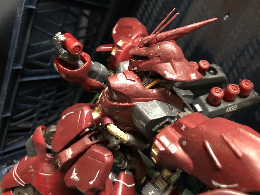 oyz「さっきも言いましたが、予算ギリギリなんです。そんな事言うなら撃破されないでくださいよ。」シャア「撃破ではない、相打ちだよ。しかしファンネルを手で持って投げるのか!?バカな....!」oyz「まあ大丈夫です。大佐なら上手くやれますよ。」シャア「私に気休めか、気にくわんな。」oyz「大佐なら、上手くやれますよっ!」シャア「ええい、やってみるさ。」oyz「あ、あとよくノーマルスーツが赤い彗星なのに黄色だとか言われるので、金色にしときました。」シャア「何!?」oyz「百の文字もいれときましたよ。」シャア「それは必要なのか?」oyz「仕上げにノースリーブにしておきました。」シャア「室長?それは何の気遣いなのか?」シャア「室長、どうかな?」oyz「お似合いですよ。」シャア「しかし、これではまるで道化だな。」ナナイ「大佐っ!いつまでココに居るつもりですか!?もうレビューも終わりです!行きますよっ!」シャア「何!?では行くとしよう。世話になったな、室長。」oyz「ご無事で、大佐。」ナナイ「....大佐....。なんであんな格好してるのかしら....。」