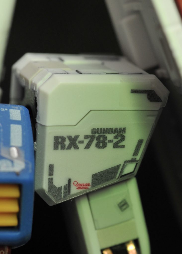 小さいデカールが少し曲がってしまいました。