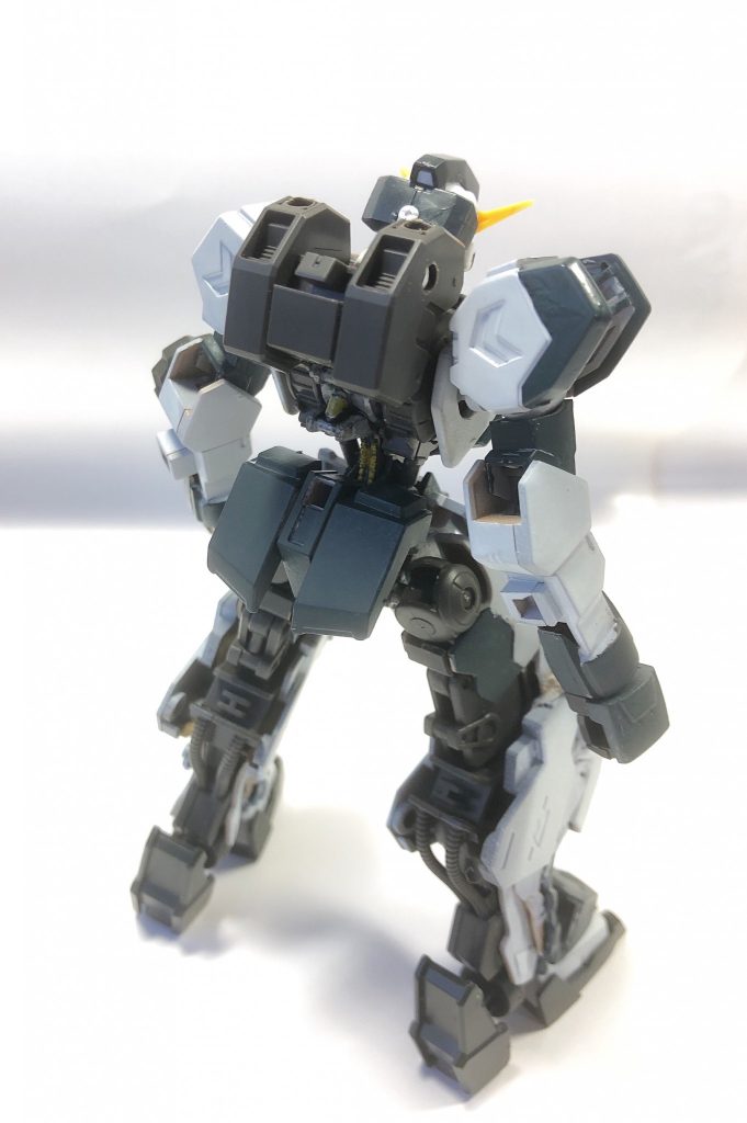ガンダム・ウァレフォル厄災戦時に開発されたガンダムの名前を冠する72機の内6機目の機体現存するガンダムフレームに含まれていないためウァレフォル自体は厄災戦で失われたとされていた通常のガンダムフレームと比べマニュピレーターが大型化されて脚部も重装甲になっているウァレフォルは一見、重装甲に見えるが汎用性に重点を置いた調整が行われており各種兵装を換装し、あらゆる環境に適応できる可能性を秘めている。