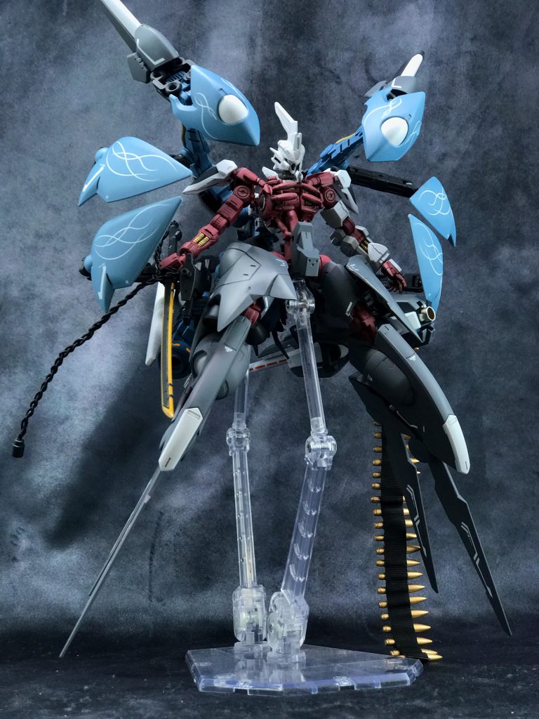 まぁ「背中合わせで戦う」って、こっちのコンセプトの話だったんですが。

ええ、はい、そうですね。合体してます。
銃魔が巨大なバックパックになって、勝手に射撃やら防御やらやってくれる親切設計です。

…ホントはここから「制作工程」なんですが、2体で1記事ということでご勘弁を。