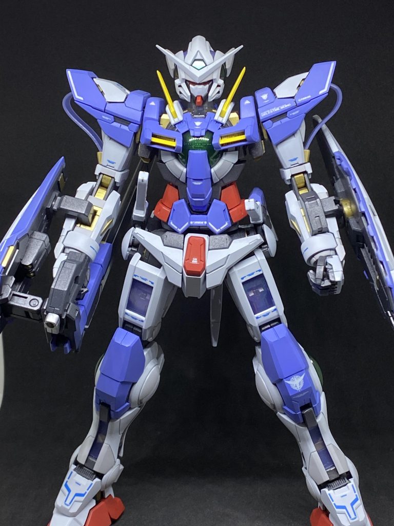 太腿を外装のみ延長し、肩の形状も設定に近いようにしたつもりでしたが、肩のケーブルのコシが思ったより強く、想定より少し肩が跳ね上がってしまいました…