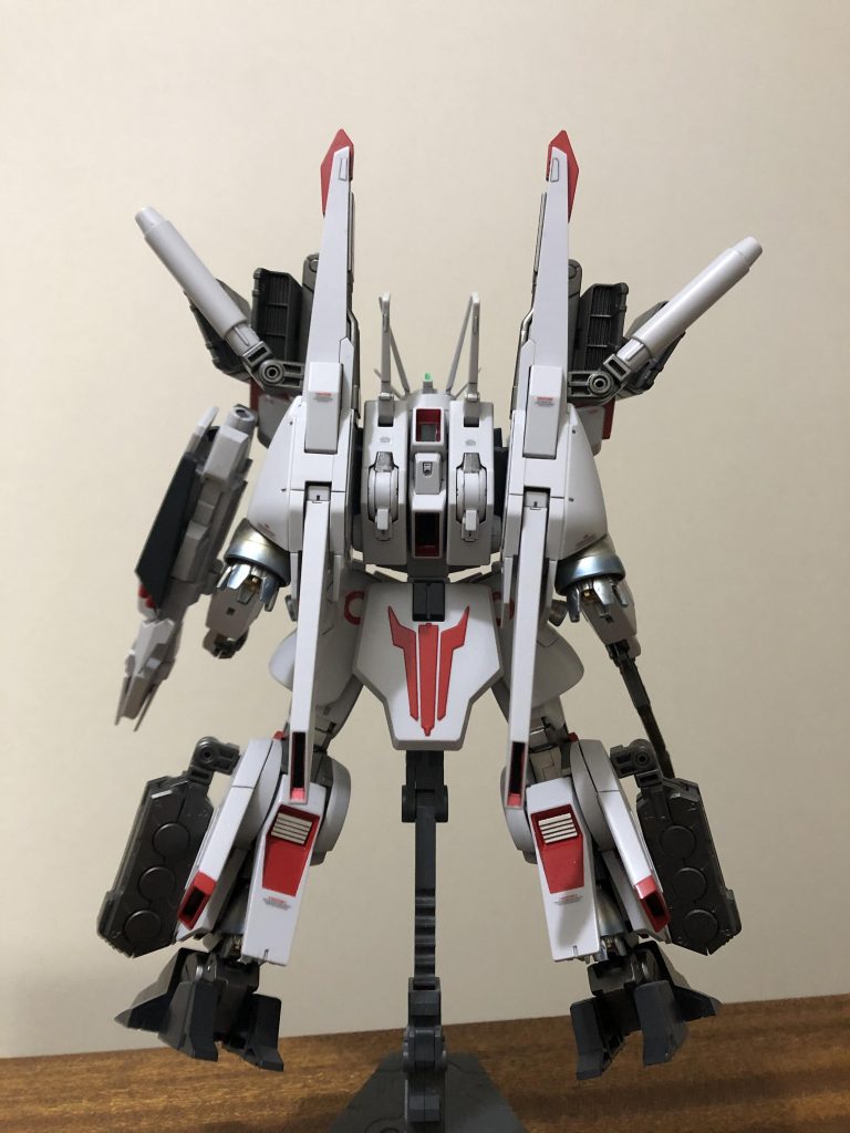 リアのスラスター?ダクト?はエバーグリーンのギザギザのプラ板を加工して貼り付けてあります