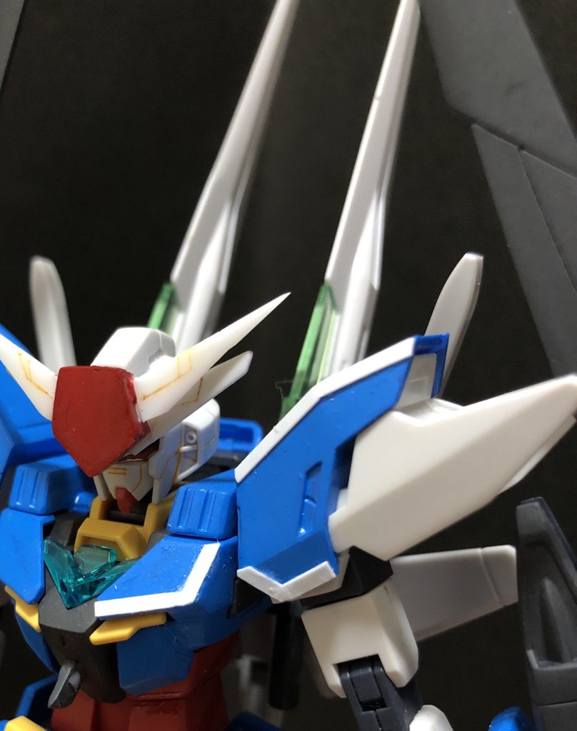 プラ板を貼り始めた頃の画像
デカールやマスキングのほうがキレイな白ラインを出すことができると思いますが、追加装甲的な味も出したかったのでプラ板を貼りました
完成後、ポージングをしてるとプラ板に指を引っ掛けて何枚か外れてしまう事故もありました(泣)