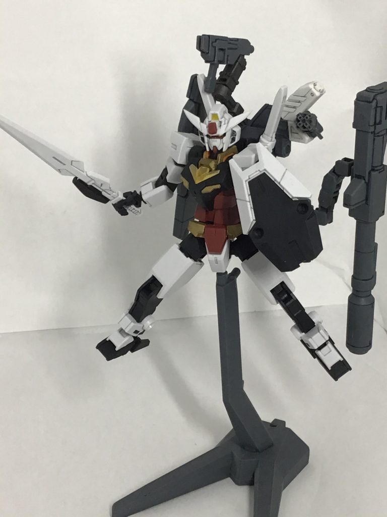 肩のガトリングガンはHGAWガンダムXディバイダーの物を使用。実体剣はHGガンダムエクシアのGNブレイドの先端を尖らせた物です。ビームピストルは実体剣を懸架するアームに持たせることが可能です。