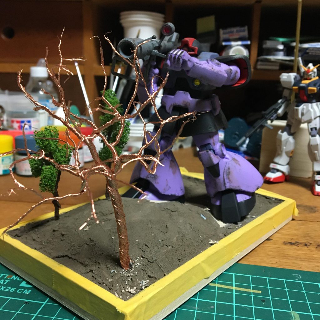 雪が積もった木から狙いすますドム のミニジオラマ–2枚目/制作者:ogagaga