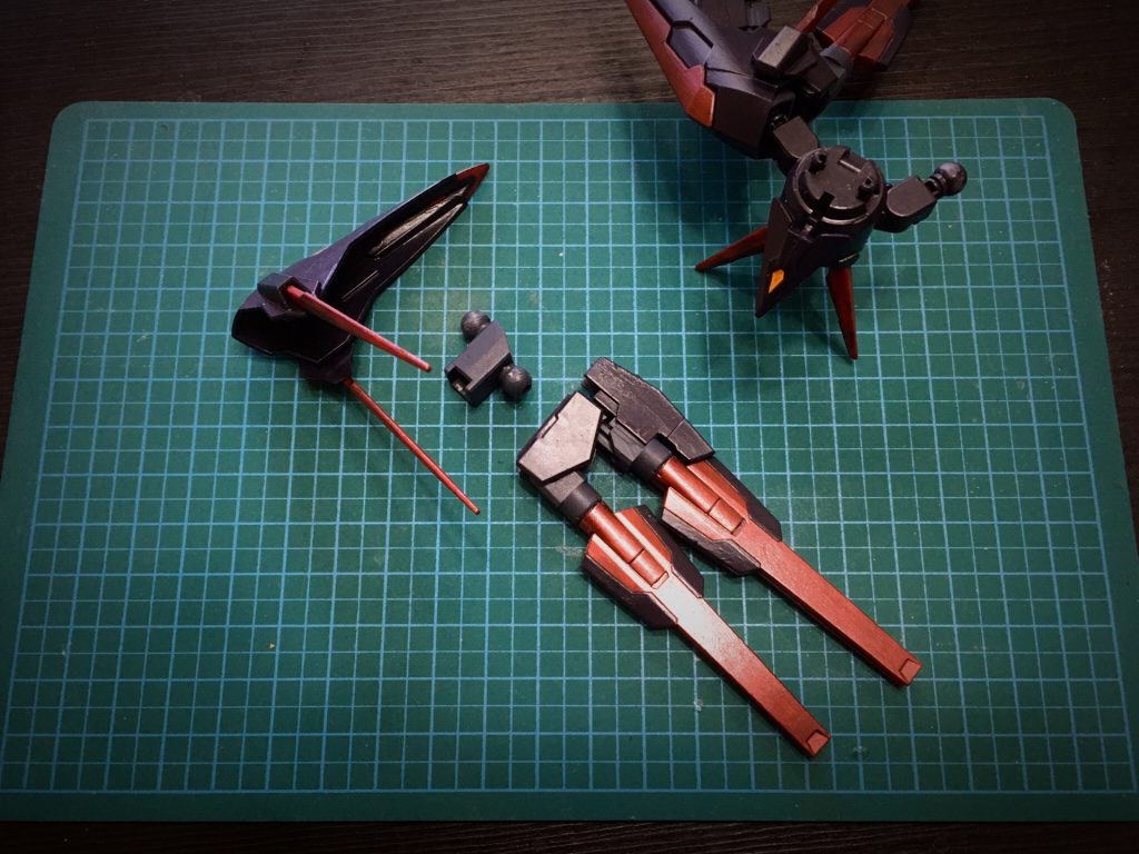 今回の大発見。ダークマターブースターにリボーンズのフィンファンネル基部が無改造でハマります。広げると翼のようになるし、見た目もよろしい♪