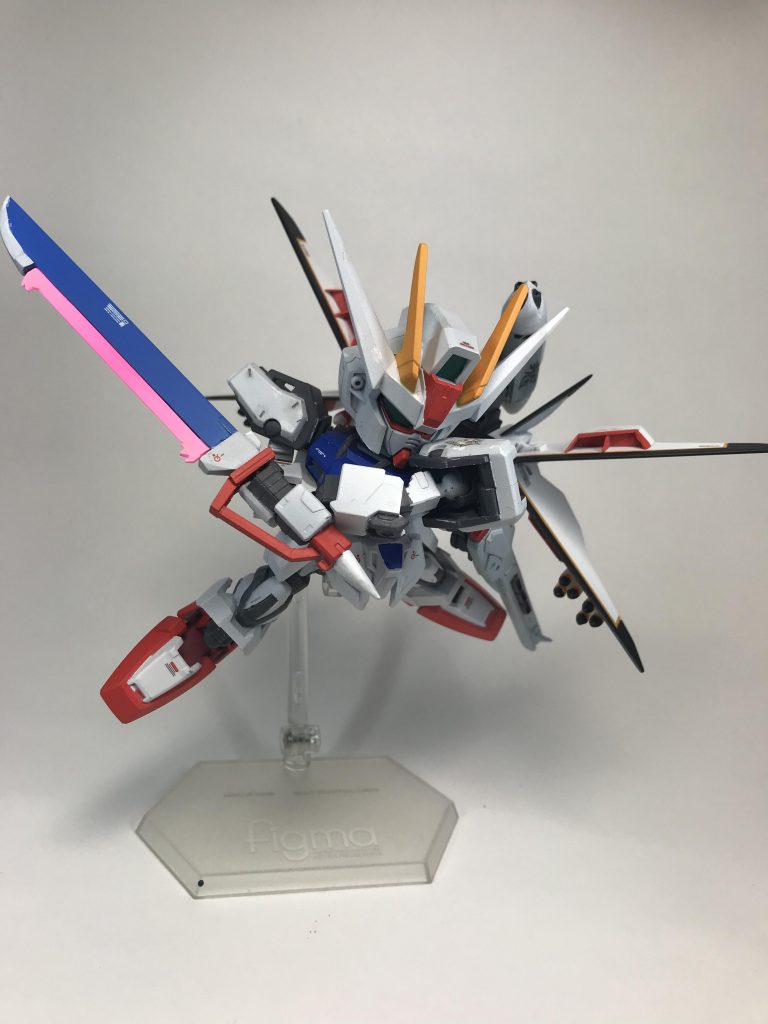 腕のPCパーツを少しカットしてボールデンアームズの中サイズのパーツを削りはめ込むことで手に角度をつけられるように改造しました。対艦刀を両手で持っても全く問題ありません