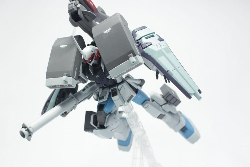 メイン武装はνハイパーバズーカ。
スタークジェガン腕で肩にかつげない上に、脇の下にくる位置にセンサーが張り出してるんで抱えにくいったらありゃしない…ゲームのCGは干渉とかないからね。とても持てたものじゃなかったんでバズーカ用の角度付き手首を自作してギリギリ構えてます。