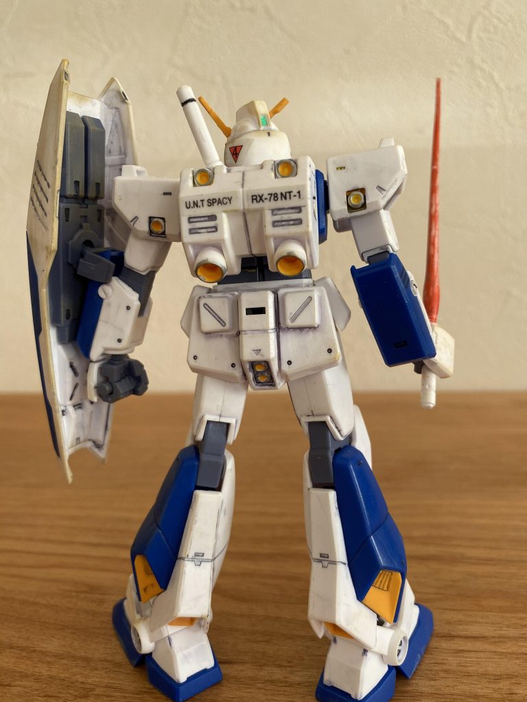 古いキットなので、色わけされていないところはガンダムマーカーでぬりました。