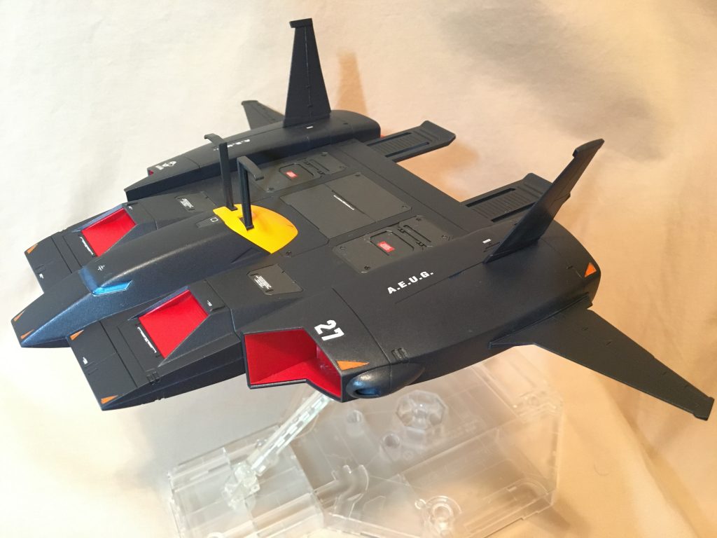 エンジン部分の合わせ目を消してみました。MSを乗せないと寂しい感じではあります。