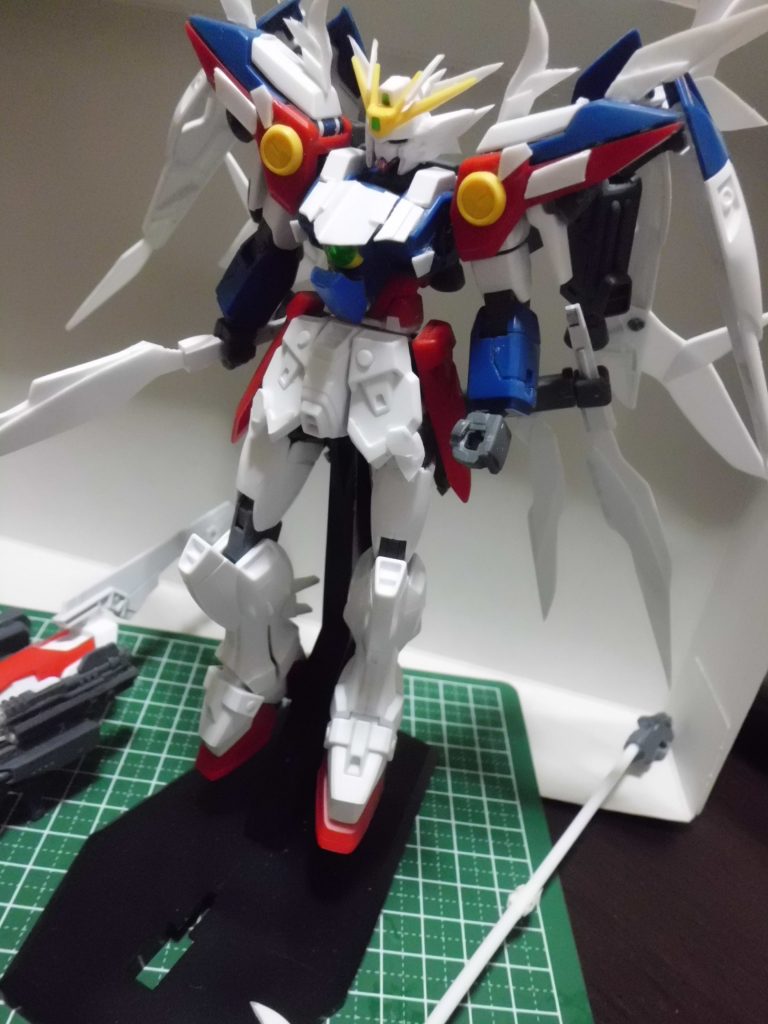 胴体、太腿の延長工作と、各部にプラ板でディテール追加。