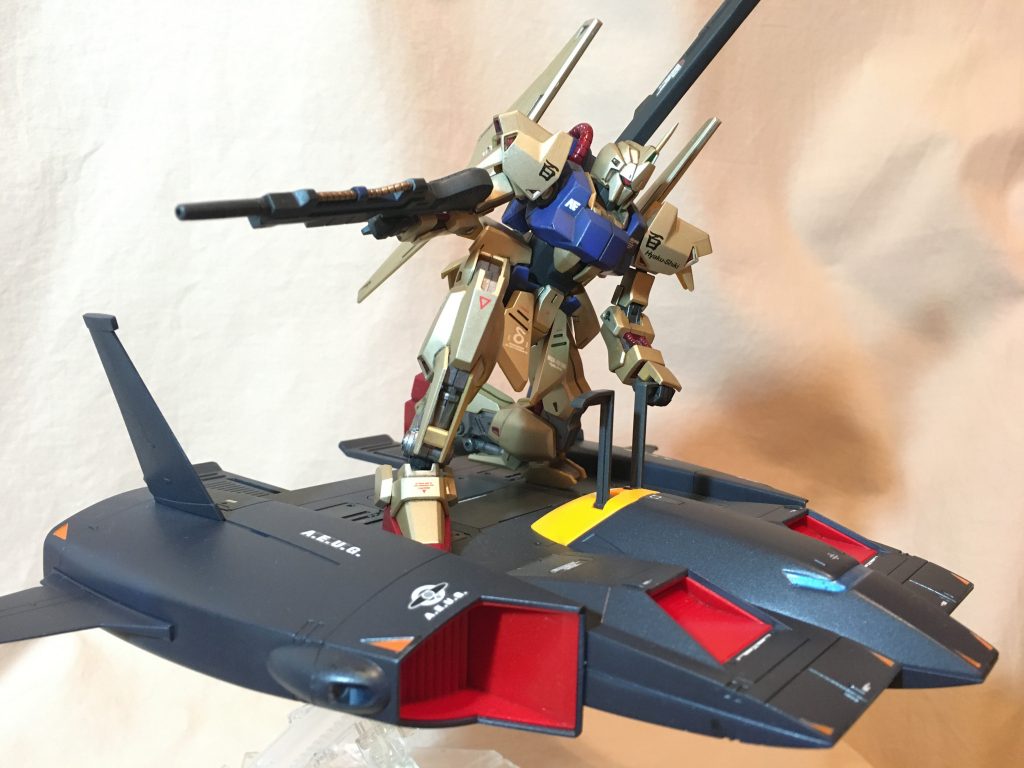 過去に作った百式 revive版を乗せて。体勢がかなり苦しいですが、ジムⅡと違って百式は落とされる心配がありません。