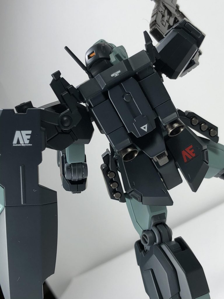 デカールはあまり多く貼るのが好きではないのでAEのマークと少しのデカールのみ貼ってます！

ただ完成してみると数が少なすぎて中途半端な感じになってしまいました💦

デカールが古かったせいかなかなか貼れなかったり、貼れたと思ったら剥がれていたりと苦戦しました😭

左肩・シールド・後ろ腰に貼ったAEのマークがお気に入りです！☺️