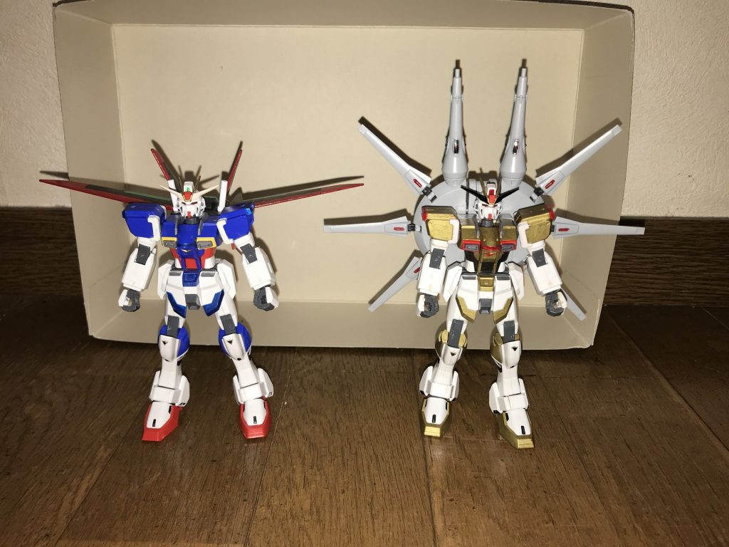 フォースインパルスガンダムエクストリームと比較してみました。やっぱり、レジェンドインパルスガンダムゴルドーの方が悪役感がありますね。