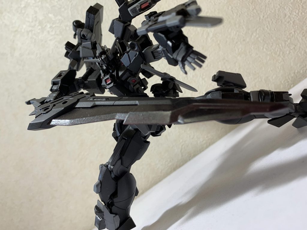 ･リベリオン専用大型ヒートブレード『レーヴァテイン』リベリオン用に開発された大型ヒートブレード。実体剣として使用するほか、刃を加熱することで敵を溶断する威力を発揮する。