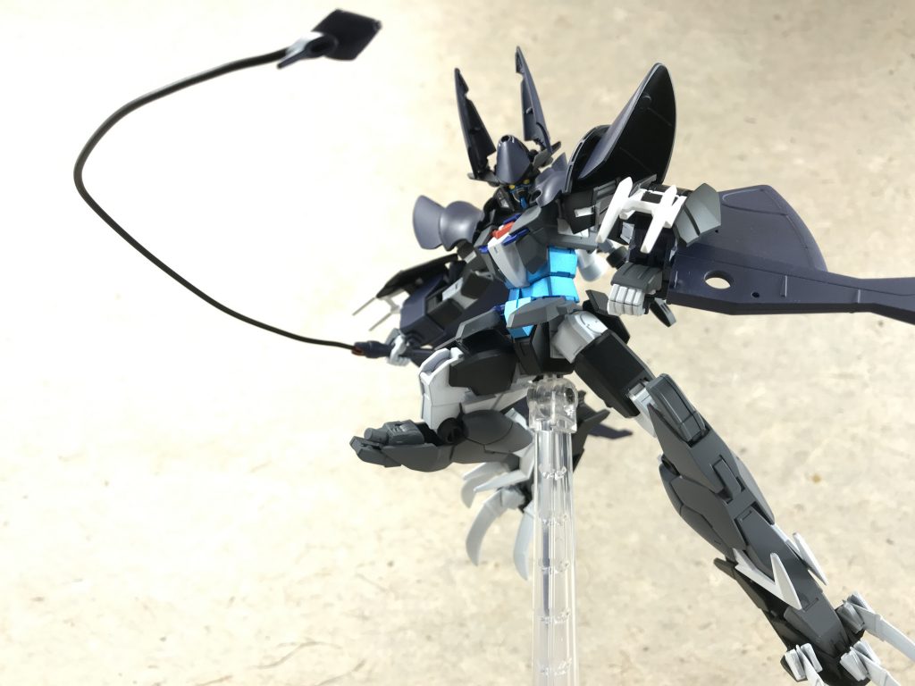 煙幕やらチャフやらで相手のセンサーを狂わせつつ、自分は相手を捕捉、僚機に知らせてボコってもらうのが役割です。イヤな奴ですね。
こいつ自身には攻撃能力は殆どありません。武器はツメと、触るとビリビリする棒くらいです。すごくイヤな奴ですね。