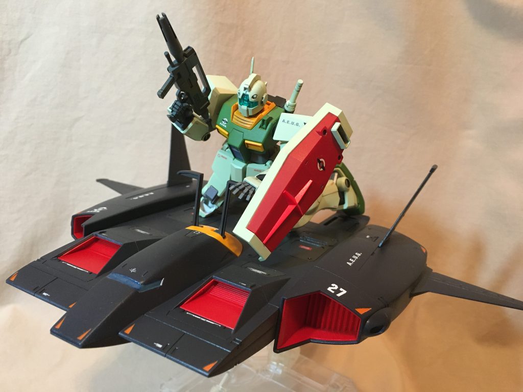 過去に作ったエゥーゴカラーに塗装したジムⅡを乗せて。劇中にこの組み合わせがあったかは覚えてませんが、速攻落とされそうな感じです。