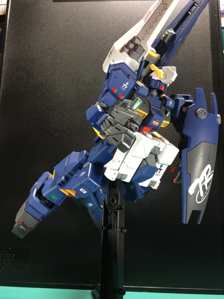 背面の拡散ビーム砲搭載型シールド・ブースターは、10門の砲口をすべてピンバイスで開口しています。