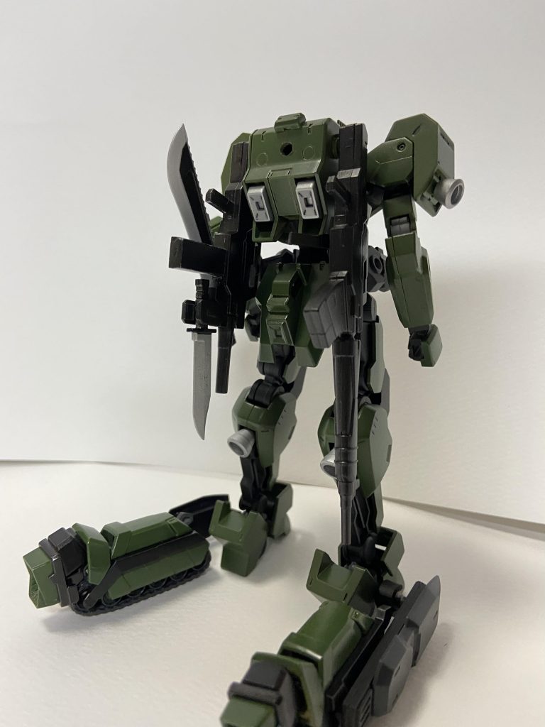 リアビュー
脚部のクローラーユニットにより、不整地での機動力が高い
バックパック両サイドにはライフルを懸架可能
左側には短銃身のマシンガンを装備
これにはナイフを銃剣のように装備