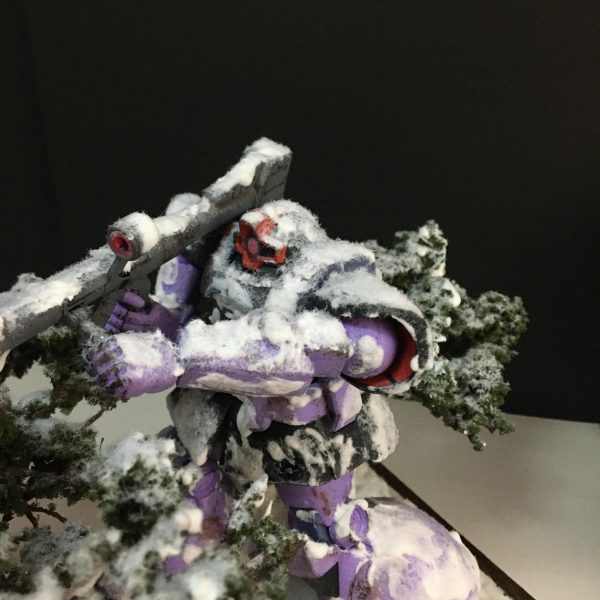 雪が積もった木から狙いすますドム のミニジオラマ