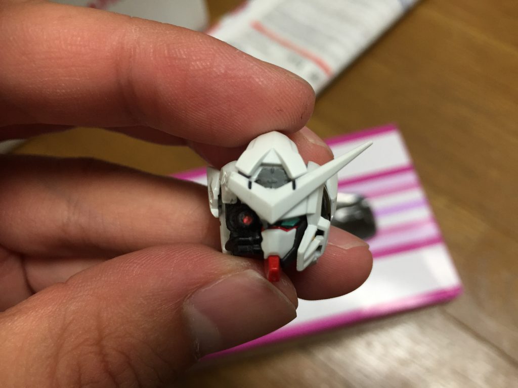 全体を削って小型化、カメラ部分を一度切り離してエクシアの眼があったであろう位置へ再接着。hアイズである程度目立つようにしました。