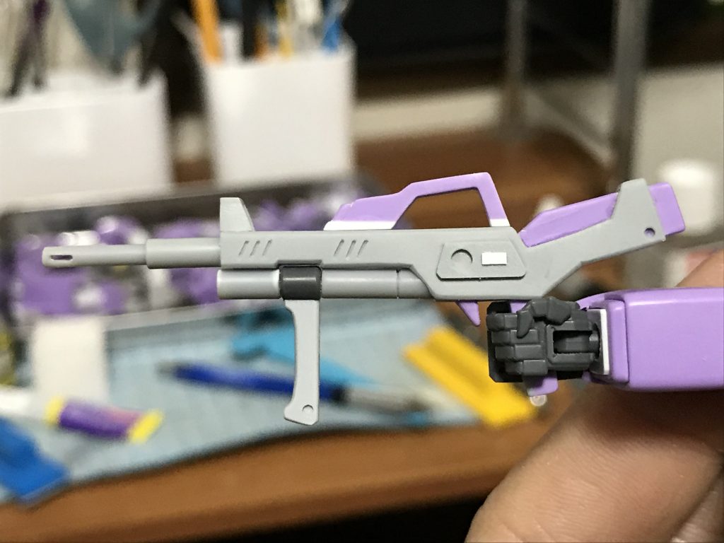 うすうすビームライフルはプラ板貼ってディテール入れ
フォアグリップは可動します