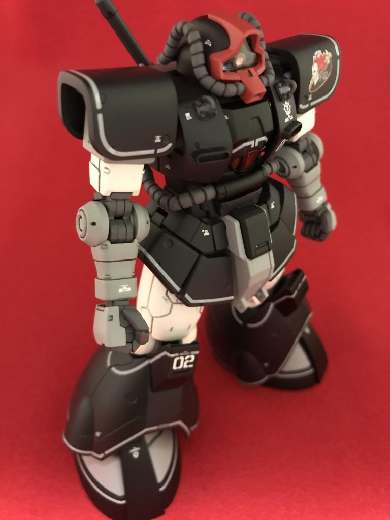 キットに無い武装を追加したり、ハンドパーツをビルダーズパーツに交換、部隊マークを貼り付けを行っています。