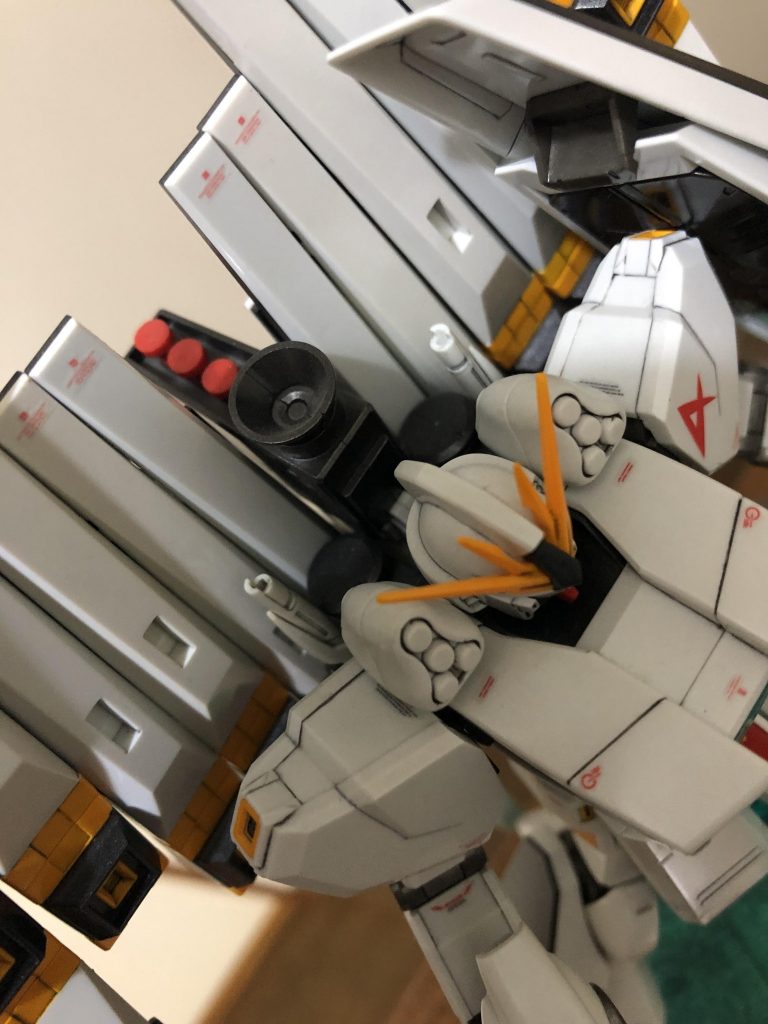 ダブルフィンファンネルにするとビームサーベルが装備から外れてしまうので
サーベルラックをバックパック、両サイドに増設