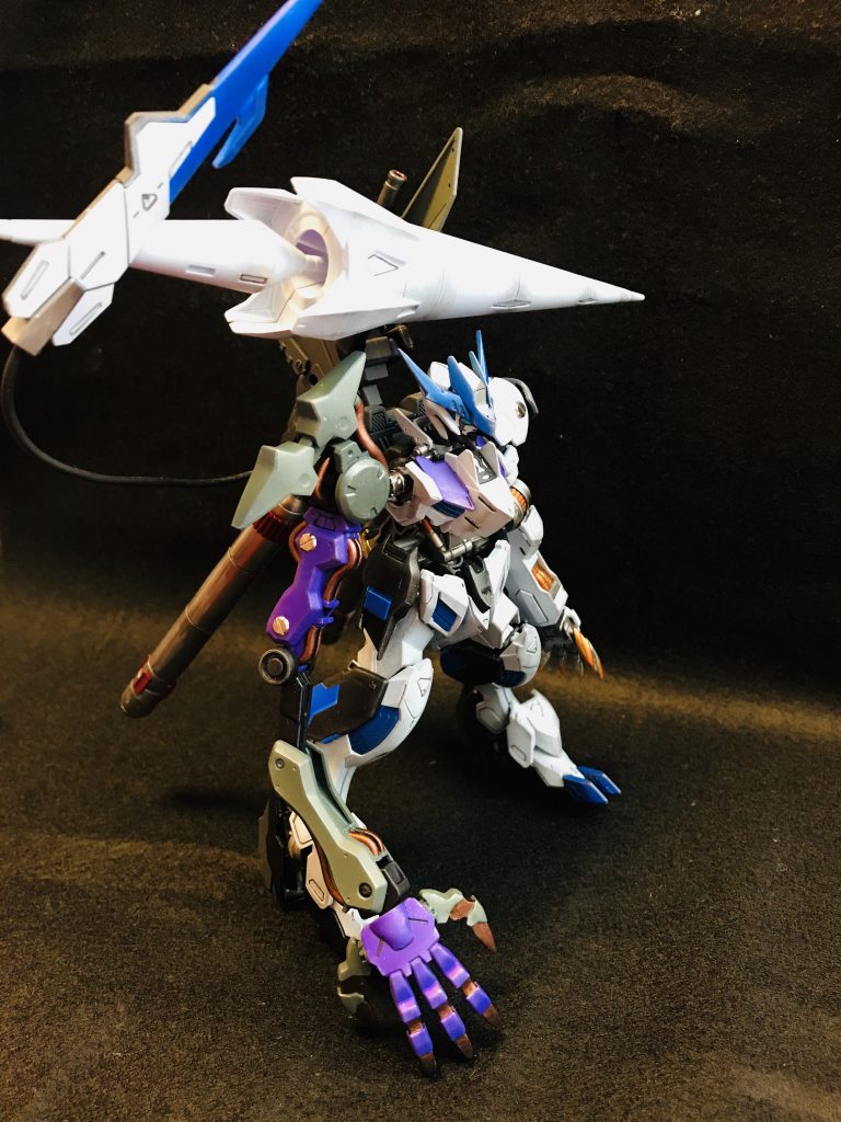 メタルパーツを右腕と左肩にくっつけております