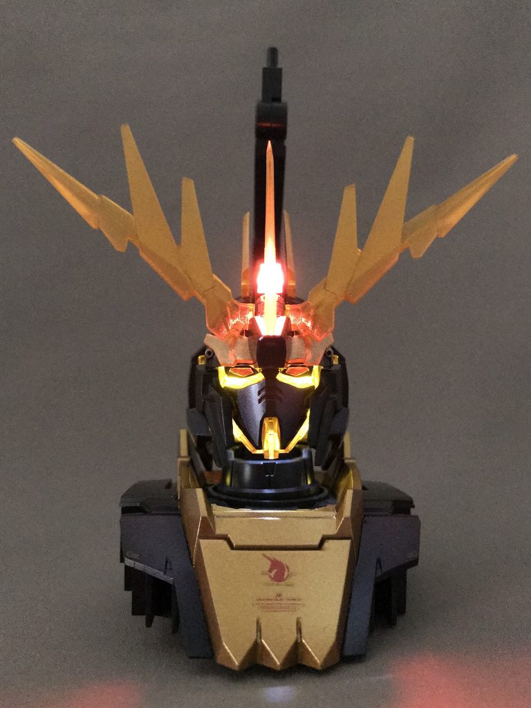 サイコフレームが光るのでユニコーンモードより派手ですね。フェイス周辺はうまく均等に光ってくれました。サイコフレームはミラーパウダー黄赤ですが、光るとクリアパーツの黄色系になりますね。