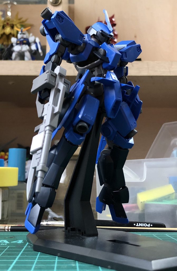 まずは武装を作りました。プラ板で取り外せるナイフとライフルの溝を噛むようにしてはめ込むアタッチメントを作りました。