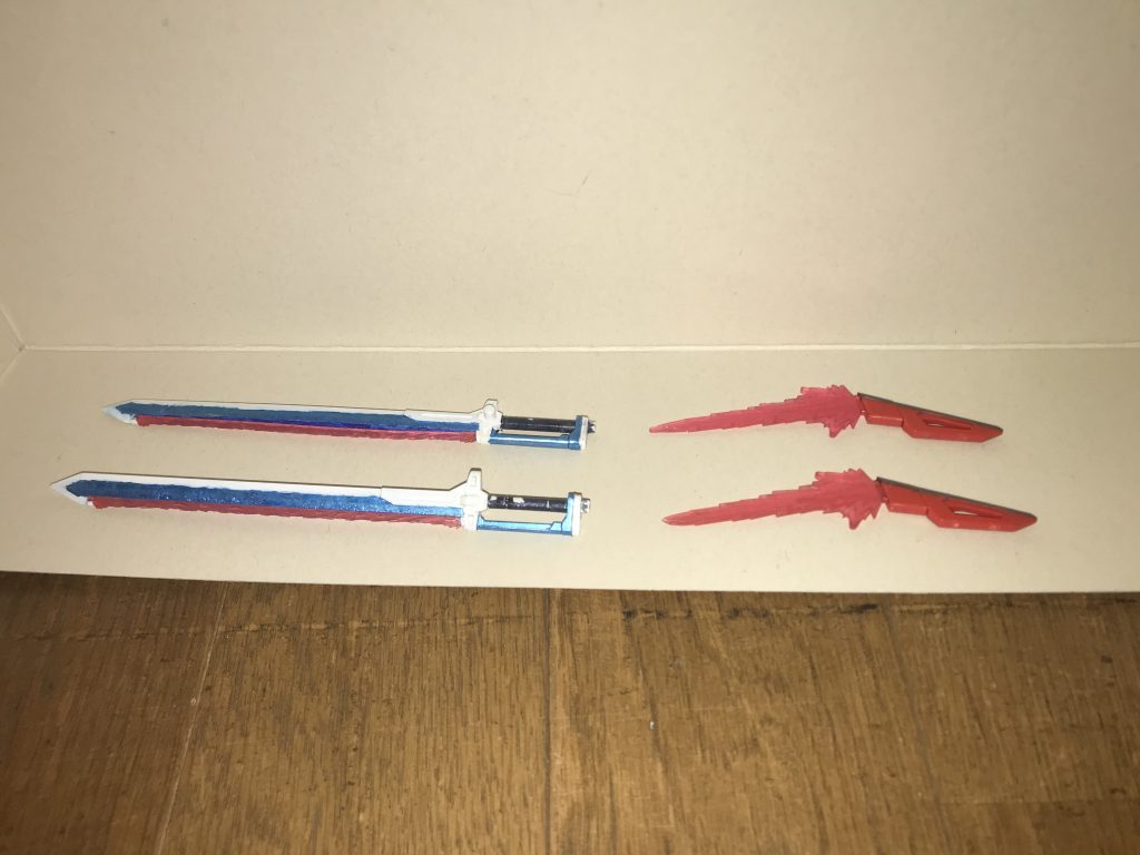 エクスカリバーはメタブルーで、ビームブーメランの持ち手はグレーで、それぞれ塗装を施しています。