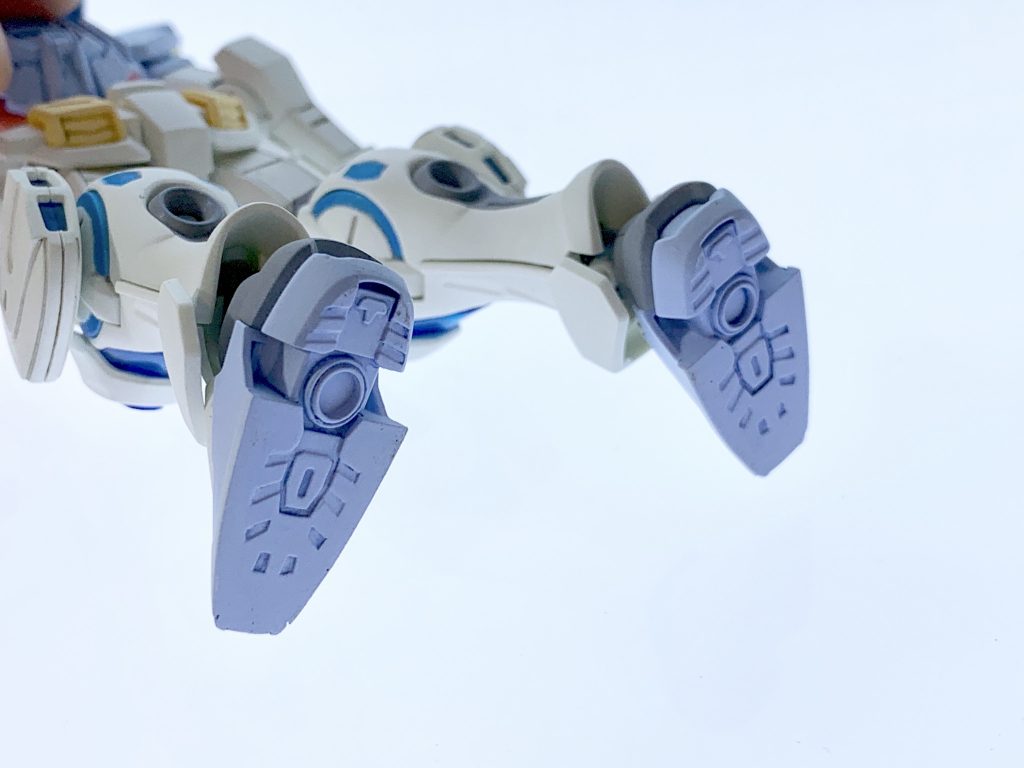 足裏の肉抜き穴はエキポシパテで埋めました。