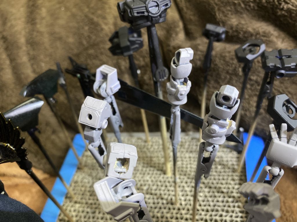 下地塗装はファレホのカラープライマースプレーを使用。塗膜強度、隠蔽力、上塗りのノリの良さが気に入っているので重宝している。