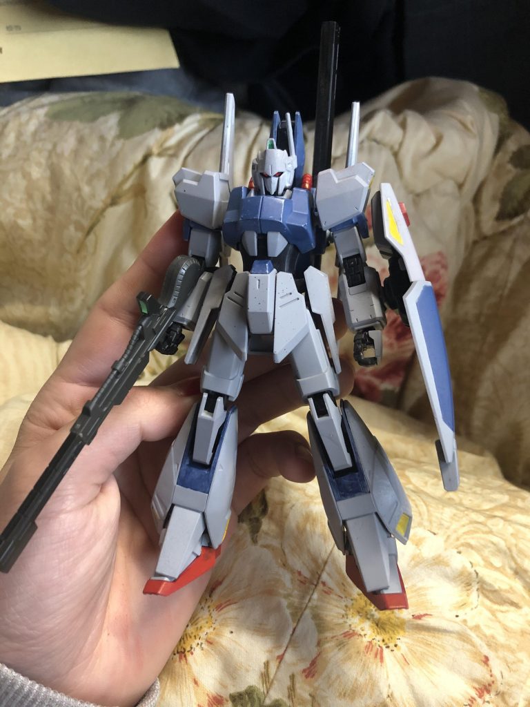 色塗って...完成!
実はツインアイが赤色だったりする。
胸から上だけをパッと見すると地味にデルタプラスに見えるのは俺だけだろうか...