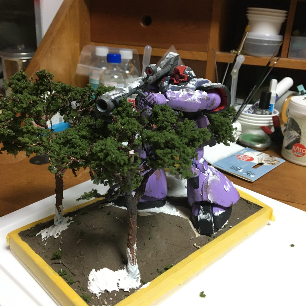 雪が積もった木から狙いすますドム のミニジオラマ–3枚目/制作者:ogagaga