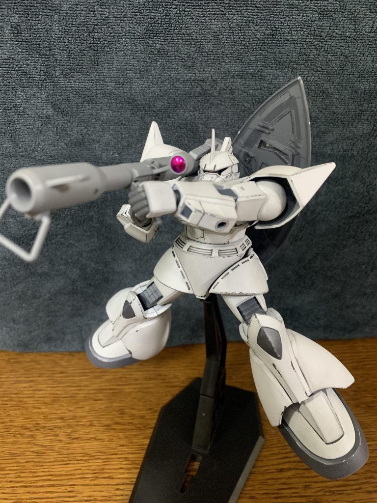 劇中のイメージ的に、ビームライフルよりもザクバズーカかと思いましたが、生憎と無事なザクバズが無かったので、HGUCドムのジャイアントバズを持たせてあります。