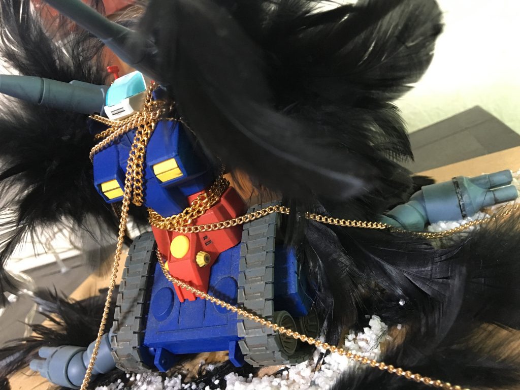 その翼に触れた時、声が聞こえた。

「私たちが命を賭して守った、その未来がコレだというのか。こんなもののために、私は死んだというのか」

それは、小さな声だった。
耳を澄ましてようやく聞こえるほどの、小さな、悲痛な咆哮だった。

怒りでも、憎悪でも、悲哀でもない、例えようのない感情が、洪水のように流れ込んでくる。
混乱した私は、ただその場にひざまずき、土下座をするが如く、地に突っ伏して泣いた。