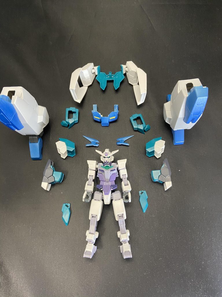 コアガンダムとパーツを並べてみました。
ヴィートルーガンダムのものを残して追加で太くしていくイメージで作りました。