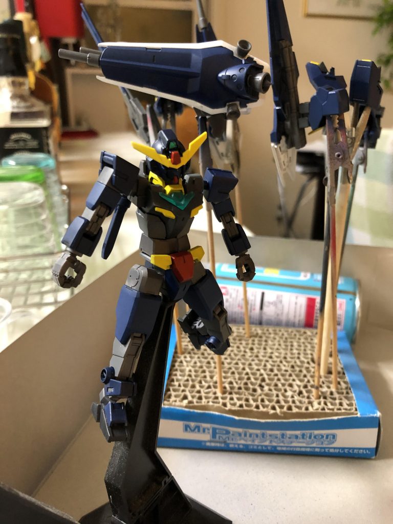 ## デカールなしコアガンダム

　事前に色塗りなどせずに頭の中で配色を決めたのですが、いい感じになって一安心。
　
　塗装はガンダムマーカーエアブラシ。
・動体などの黒　ファントムグレー
・関節などの灰　グレー
・アーマーほか　ティターンズブルー
・黄色　　　　　イエロー
・センサーの白　ニューホワイト
　です。