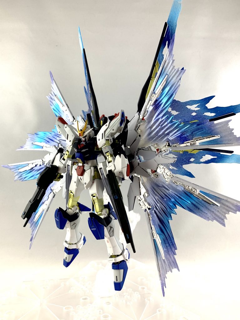 そして今回の目玉、光の翼展開状態。
プレバン限定のエフェクトセット付属のものと、RG用をグラデーション塗装で再現。