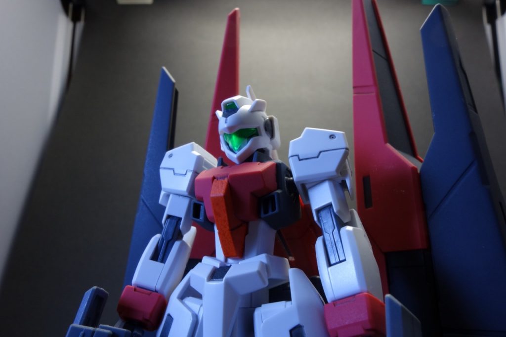 バイザーは少し形を変え、さらに少しでもフェイスが透けるように薄く削ってみました。