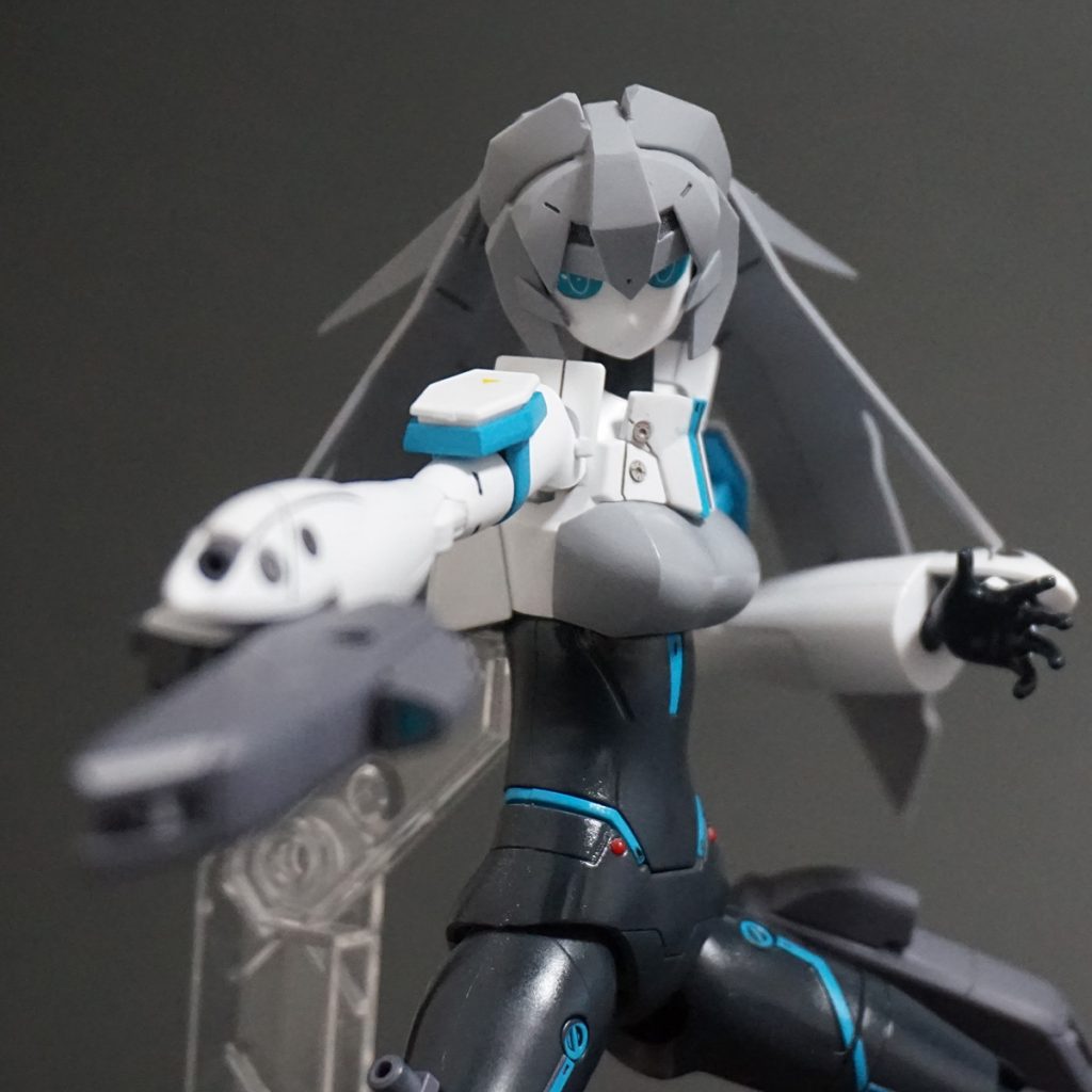 ビームハンドガンを構えて