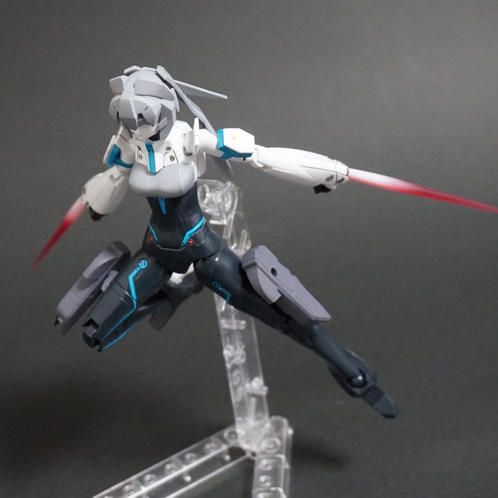 ビームサーベルは付属物では色が違ったのでピンクのものに変更しています。