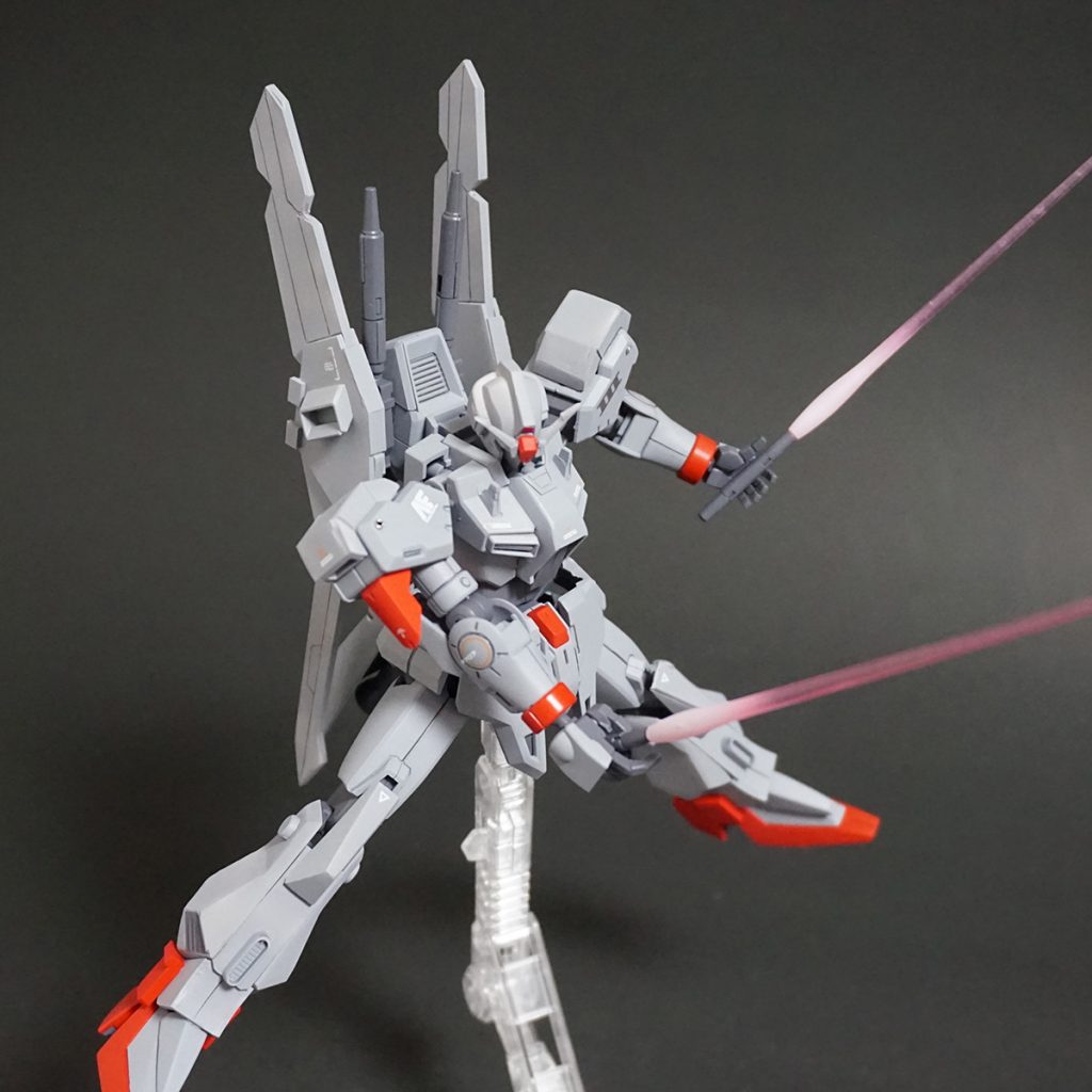 ビームサーベルを構えて