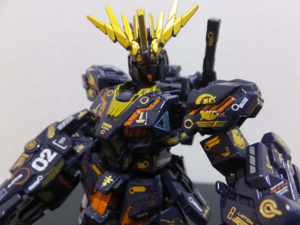 漆黒の機体に金のホイルデカールがよく映えます！
サイコフレームによって分割された肩のデカールが工夫した点です。