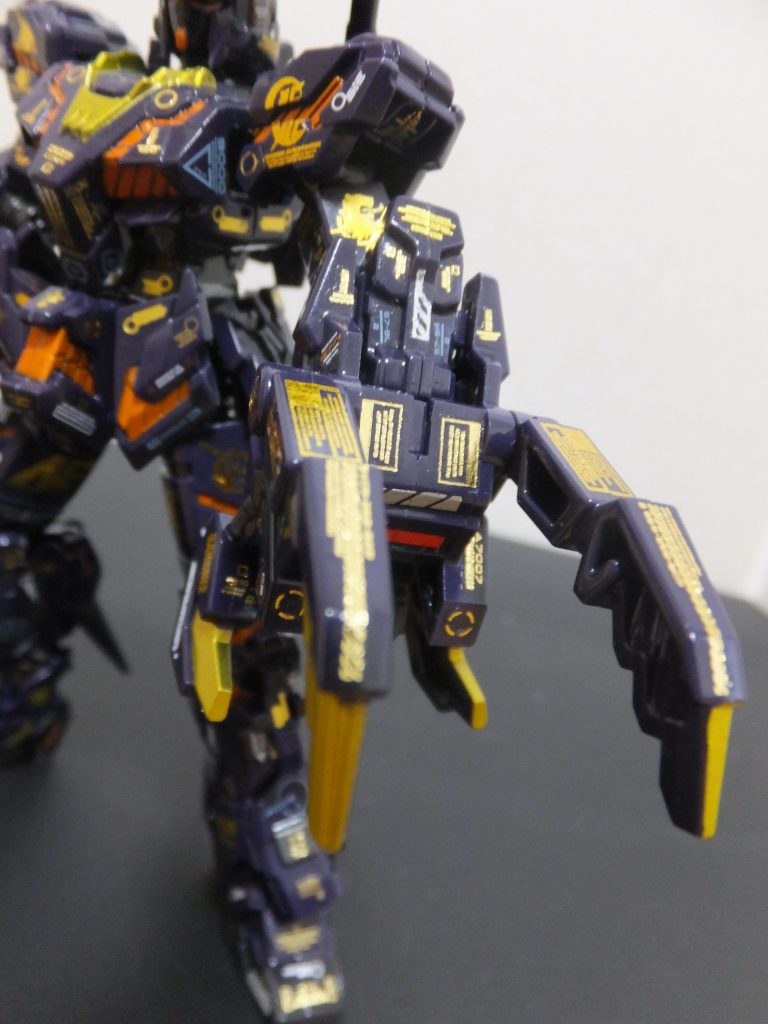 左腕に装備されたアームドアーマーＶＮ
こんなので掴まれたらグシャグシャにされそうです