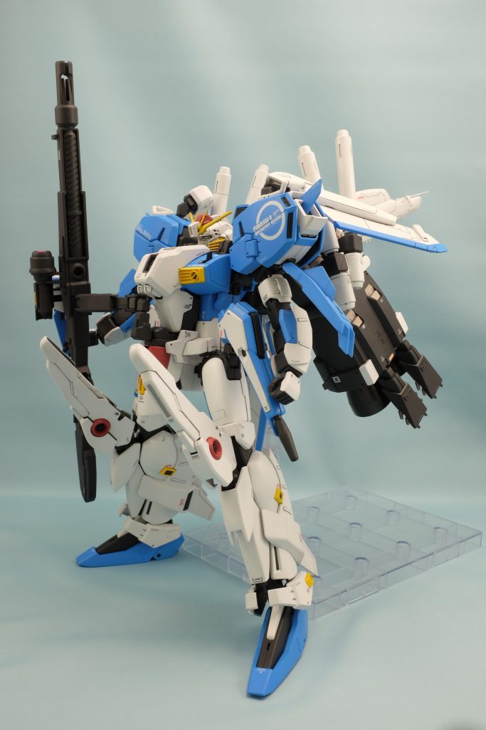 プロペラントタンクなしで飾っておきたかったですが、両肩下部のアタッチメント?が案の定擦れて、塗装が剥がれました^^
股関節が弱いので立たせて飾るのは危険でした。結局付属の台座を使用してます。