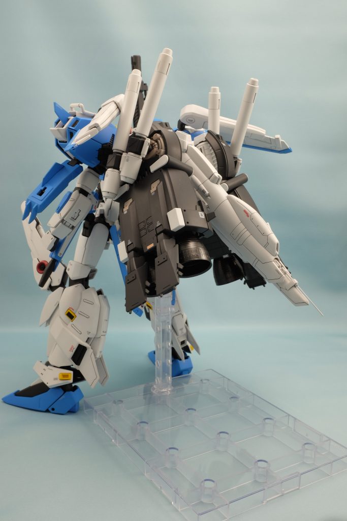 多分のけ反ってるバックショット。ブースターはウォームグレーなるものを使ってみましたが良い色です~
バーニアのフチを薄くしてみましたがよく見えませんな。
羽根類は色分けされてて良いですが厚ぼったいのでこれも旧キットの方が・・・いや面倒なのでそのままです。