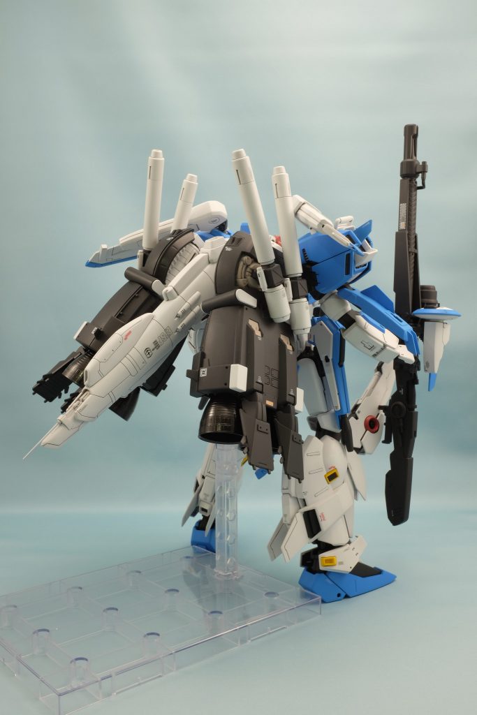 右足パーツが外れかかってますが(ぁ
スタビライザー先端は少し伸ばしてみました。転けると曲がります。
正当なガンダムカラーで塗ったことなかったのでスプリッター迷彩なしで塗りました。面倒くさいとかではなく!